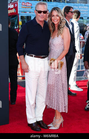 Hollywood, Vereinigte Staaten. 01 Aug, 2019. HOLLYWOOD, LOS ANGELES, Kalifornien, USA - AUGUST 01: Schauspieler Kevin Costner und Frau Christine Baumgartner an der Los Angeles Premiere von Twentieth Century Fox's "The Art Of Racing In The Rain" gehalten am El Capitan Theatre am 1. August 2019 in Hollywood, Los Angeles, Kalifornien, Vereinigte Staaten. (Foto von Xavier Collin/Image Press Agency) Quelle: Bild Presse Agentur/Alamy leben Nachrichten Stockfoto