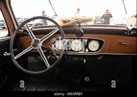 Interieur des alten Mercedes Benz Typ 230 Pullman Sedan Manual, 1938 : Lenkrad, Armaturenbrett, Gangschaltung, Handschuhfach, Sitze. Kiew, Ukraine Stockfoto