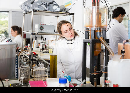 Studentin der Fakultät für Chemie in Forschung Labor Durchführen von Experimenten an Laborgeräte Stockfoto
