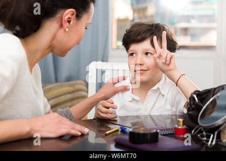 Portrait von Happy tweenager in freundlich mit seiner Mama zu Hause chatten Stockfoto