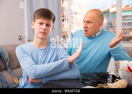 Teenager machen stop Geste mit seiner Hand zu schimpfen Vater Stockfoto