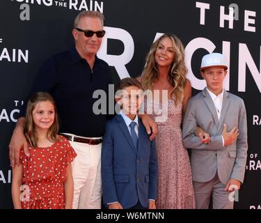 Los Angeles, CA. 1 Aug, 2019. Gnade Avery Costner, Kevin Costner, Cayden Wyatt Costner, Christine Baumgartner, Hayes Logan Costner in der Ankunftshalle für DIE KUNST DES LAUFENS IN DER REGEN Premiere, El Capitan Theatre, Los Angeles, CA August 1, 2019. Credit: Priscilla Grant/Everett Collection/Alamy leben Nachrichten Stockfoto