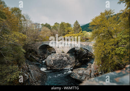 Thomas Telford 1831 Brücke über den Fluss bei invermoriston Moriston in Schottland gebaut, umgeben von Wald Stockfoto