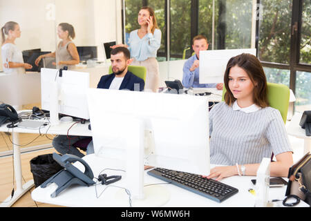 Nach positiven Menschen arbeiten und gemeinsam die Kommunikation in der modernen Großraumbüro Stockfoto