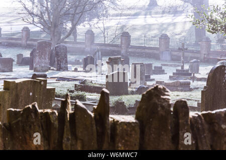 Der Friedhof auf einem Nebelhaften und frostigen Morgen in Abington Park Kirche, Northampton Großbritannien Stockfoto