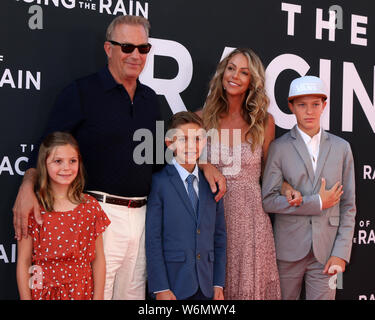 August 1, 2019, Los Angeles, CA, USA: LOS ANGELES - Aug 1: Gnade Avery Costner, Kevin Costner, Cayden Wyatt Costner, Christine Baumgartner, Hayes Logan Costner an der ''The Art of Racing in the Rain'' Uraufführung am El Capitan Theatre am 1. August 2019 in Los Angeles, CA (Credit Bild: © Kay Blake/ZUMA Draht) Stockfoto