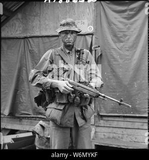 Vietnam.... Sergeant David E. Weimer bereitet in das Feld Firma A, Reconnaissance Bataillon zu gehen. Weimer ist ein noch Fotograf mit dem Foto Labor an der Phu Bai, 3rd Marine Division. Stockfoto