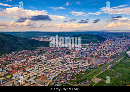 Grüner Sommer Stadt gesehen von oben, Piatra Neamt in Rumänien Stockfoto