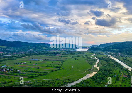 Antenne Sommer Landschaft besiedelten Tal in den rumänischen Karpaten, Bistrita Fluss Szene Stockfoto