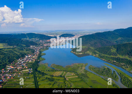 Piatra Neamt Stadt und See auf dem Grünen Berg Tal des Flusses Bistrita in den rumänischen Karpaten. Stockfoto