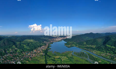 Antenne Sommer Landschaft von Bistrita grüne Tal und Piatra Neamt Stadt in Rumänien Stockfoto