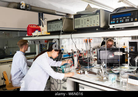 Blick auf moderne Universität Forschung Labor mit Multirassischen Gruppe junger Wissenschaftler Experimentieren auf Lab equipment Stockfoto