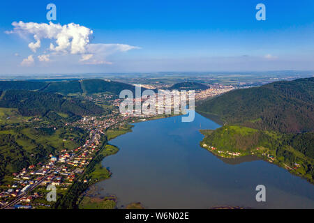 Oben Ansicht von Piatra Neamt Stadt Bistrita River Valley in Rumänien Stockfoto