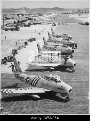 Anzeigen von F-86 Flugzeugen auf dem Flug Linie erhalten für den Kampf bereit. Air Force.; Allgemeine Hinweise: 5 North American F-86 Sabre ein Kämpfer der 4 Jagdflugzeug Flügel auf dem Flug in Suwon, Südkorea, im Juni 1951. Die F-86 und F-86 A-5-NA: 49-1158 wurde von einer MiG-15 am 23. September 1951 beschädigt; 49-1276 Der 336 FIS unten geschossen von einer MiG-15, die am 22. Juni 1951; 49-1251; 49-1261; 49-1236 Der 334 FIS unten geschossen von einer MiG-15 am 24. Oktober 1951. Verwenden Sie Krieg und Konflikt Nummer 1413 bei der Bestellung eine Reproduktion oder Anforderung von Informationen zu diesem Bild. Stockfoto