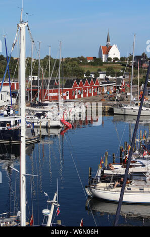 BAGENKOP, Dänemark, 17. JULI 2019: Blick auf den malerischen Hafen von Bagenkop in Dänemark, an einer geschäftigen Sommer Abend. Bagenkop ist ein beliebter Ferienort Stockfoto