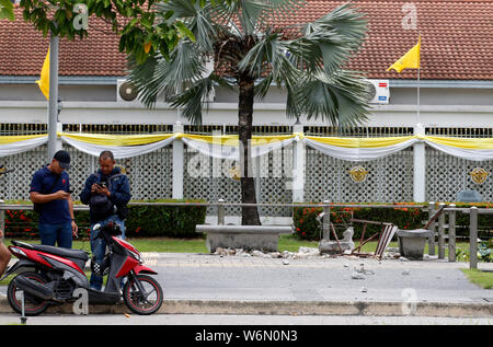 Bangkok, Thailand. 02 Aug, 2019. Thailändische Polizisten gesehen, die Bewachung der Tatort. Drei Bomben explodierten in der Regierung Komplex in Chaeng Wattana und einem ausgefallenen zu gehen. Zwei andere ging in der Chong Nonsi Bereich. Credit: SOPA Images Limited/Alamy leben Nachrichten Stockfoto