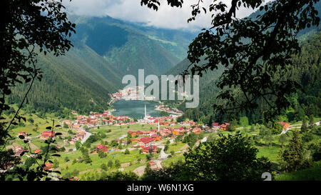 Eine der schönsten touristischen Orten in Trabzon, Türkei. Uzungöl - ein Tal mit einem Forellen See und ein kleines Dorf. Stockfoto