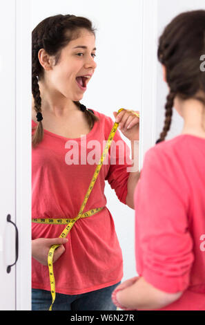 Junge Mädchen Erfolg mit Gewicht Verlust zu Hause Stockfoto