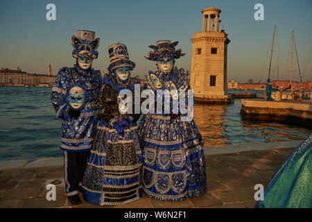 Venezianische Masken an der Waterfront auf der Insel San Giorgio. Im Hintergrund sehen Sie den Palazzo Ducale, Venedig, Italien Stockfoto