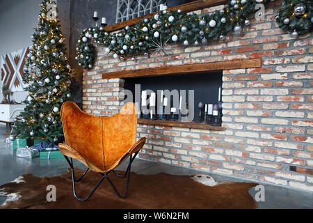 Weihnachten Kamin und Baum im Loft Zimmer dekoriert Stockfoto