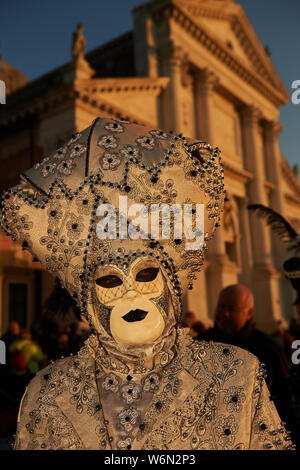 Venezianische Masken an der Waterfront auf der Insel San Giorgio. Im Hintergrund sehen Sie den Palazzo Ducale, Venedig, Italien Stockfoto