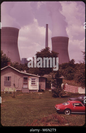 Wasserkühlung TÜRME DER JOHN AMOS KRAFTWERK WEBSTUHL ÜBER POCA, WV, Haus, AUF DER ANDEREN SEITE IST DER KANAWHA RIVER ZWEI DER TÜRME EMITTIEREN GROSSE WOLKEN VON DAMPF Stockfoto