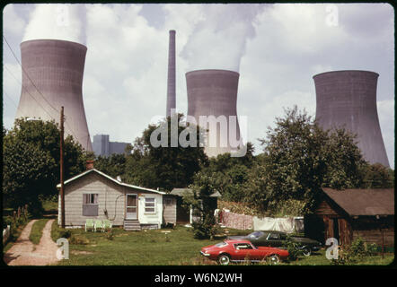 Wasserkühlung TÜRME DER JOHN AMOS KRAFTWERK WEBSTUHL ÜBER POCA, WV, Haus, AUF DER ANDEREN SEITE IST DER KANAWHA RIVER ZWEI DER TÜRME EMITTIEREN GROSSE WOLKEN VON DAMPF Stockfoto