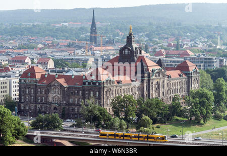 Dresden, Deutschland. 11 Juni, 2019. Blick von der Frauenkirche auf die Sächsische Staatskanzlei mit der Lutherkirche hinter in der Dresdner Neustadt. Credit: Robert Michael/dpa-Zentralbild/ZB/dpa/Alamy leben Nachrichten Stockfoto