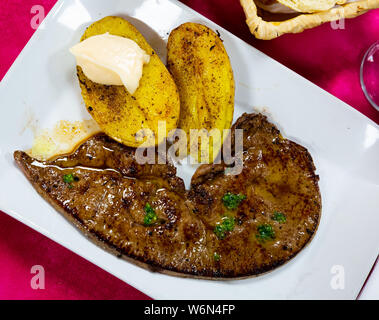 Gebratene Kalbsleber mit Kartoffeln auf einem weißen Teller Stockfoto