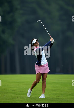 England's Georgia Hall in der 5. Bohrung während Tag zwei Der AIG Frauen British Open in Woburn Golf Club, ein wenig Brickhill. Stockfoto