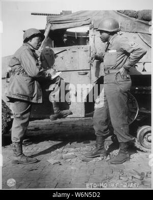 Kriegsberichterstatter Ted Stanford der Pittsburgh Kurier, eine wöchentliche, Interviews 1 Sgt. Morris O. Harris, ... ein tankman des 784Th Tank Bataillon mit der 9. Armee., 28.03.1945 Stockfoto