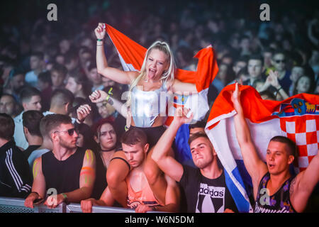 Brezje, Kroatien - 20. Juli 2019: Publikum mit kroatischen Flaggen während der Waldflächen, ultimative Wald Festival für elektronische Musik in Brezje, C Stockfoto