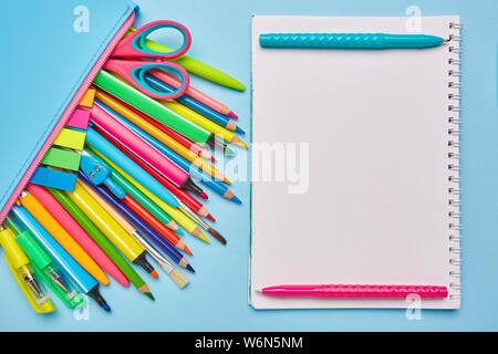 Helle Komposition aus der Schreibwaren auf blauem Hintergrund Stockfoto