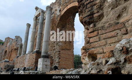 Teatro Antico di Taormina. Taormina, Provinz Messina, Sizilien. Blick auf das Ionische Meer, das herrliche griechische Theater wurde im dritten Jahrhundert v. Chr. Stockfoto