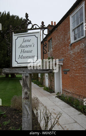 Jane Austen's ehemaliger roter Backstein Haus auf der Chawton Immobilien, Hampshire, England, UK, sie zog dort im Jahr 1809 für die letzten acht Jahre ihres Lebens. Stockfoto