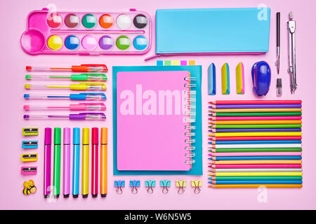 Auf dem Tisch ist eine Komposition von der Schule Schreibwaren Stockfoto