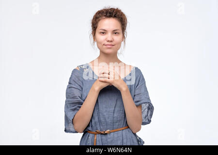 Junge hübsche Frau mit Dreadlocks lächelte zuversichtlich, in blauem Kleid auf weißem Hintergrund glücklich. Stockfoto