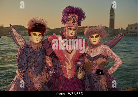 Venezianische Masken an der Waterfront auf der Insel San Giorgio. Im Hintergrund sehen Sie den Palazzo Ducale, Venedig, Italien Stockfoto