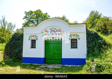 Petrov-Plze, Tschechische Republik - 14 August 2014: typischen Weinkeller in Mähren mit traditionellen slawischen Wein Motiven verziert. Mähren Wein Region, Tourismus. Traditionelles Gebäude. Stockfoto