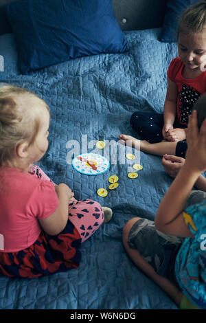 Kinder lernen, wie die Zeit nach der Uhr zu erzählen und die Hände in die richtige Position eingestellt. Lehre Vorschulalter weiterempfehlen. Ehrliche Menschen, echte Momente, aut Stockfoto