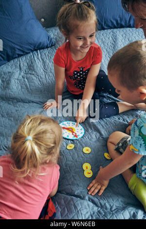 Kinder lernen, wie die Zeit nach der Uhr zu erzählen und die Hände in die richtige Position eingestellt. Lehre Vorschulalter weiterempfehlen. Ehrliche Menschen, echte Momente, aut Stockfoto