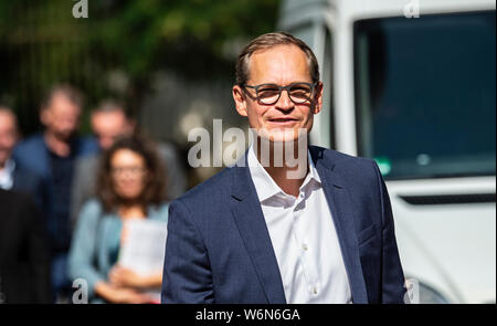 Berlin, Deutschland. 02 Aug, 2019. Der regierende Bürgermeister Michael Müller (SPD) kommt zu einer Presseveranstaltung der erste Arbeitsvertrag im Rahmen der olidary des bundesweit einzigartigen Projekt Grundeinkommen" zu unterzeichnen. Credit: Paul Zinken/dpa/Alamy leben Nachrichten Stockfoto