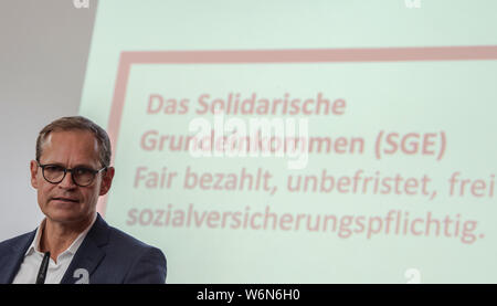 Berlin, Deutschland. 02 Aug, 2019. Der regierende Bürgermeister Michael Müller (SPD) spricht auf einer Pressekonferenz über die Unterzeichnung der ersten Arbeitsvertrag im Rahmen der olidary des bundesweit einzigartigen Projekt Grundeinkommen". Credit: Paul Zinken/dpa/Alamy leben Nachrichten Stockfoto