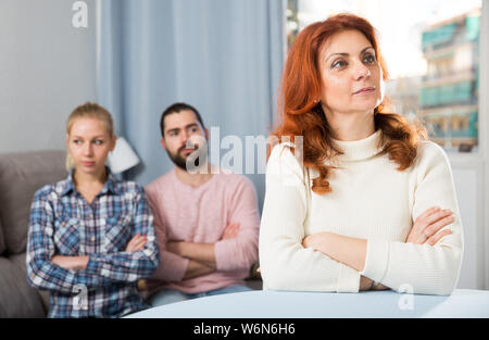 Junge schwere Paar hat eine Familie stressige Gespräch zu Hause Stockfoto