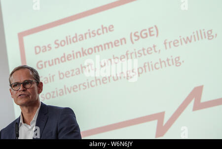 Berlin, Deutschland. 02 Aug, 2019. Der regierende Bürgermeister Michael Müller (SPD) spricht auf einer Pressekonferenz über die Unterzeichnung der ersten Arbeitsvertrag im Rahmen der olidary des bundesweit einzigartigen Projekt Grundeinkommen". Credit: Paul Zinken/dpa/Alamy leben Nachrichten Stockfoto