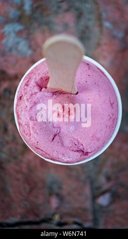 Projekt Eis, Eis, Rezept, Glasur, Granatapfel, Erdbeere, Fotografie, Kegel, Schokolade, Blue Berry, Blended, blueberry Topping Stockfoto