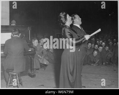 William Simmons, Marie Tiffany und A.-W. Kramer, Rendering ein musikalisches Programm im Camp Upton, Long Island, New York., Ca. 1918; Allgemeine Hinweise: Verwenden Sie Krieg und Konflikt Nummer 654 bei der Bestellung eine Reproduktion oder Anforderung von Informationen zu diesem Bild. Stockfoto