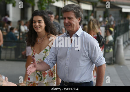 Madrid, Spanien. 30. Juli, 2019. Cayetano Martinez de Irujo (R) und Barbara Mirjan kommen für José Mercé Konzert im Teatro Real in Madrid. Credit: SOPA Images Limited/Alamy leben Nachrichten Stockfoto