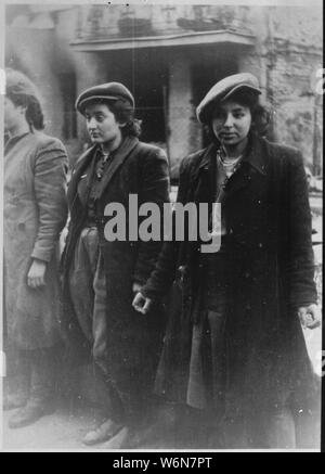 Weibliche Häftlinge. Kopie der deutschen Fotografie während der Zerstörung des Ghettos in Warschau, Polen, 1943; Deutsch: Mit Waffen gefangene Weiber der Haluzzenbewegung Englisch: Warschauer Ghetto - Foto von Jürgen Stroop Bericht zu Heinrich Himmler von Mai 1943. Der deutsche Titel lautet: Hehalutz Frauen mit Waffen erfasst. Jüdische widerstand Frauen, unter ihnen Malka Zdrojewicz (rechts), der Vernichtungslager Majdanek überlebt. Polski: Powstanie w getcie warszawskim - Fotografia z Raportu Stroopa Jürgena tun Heinricha Himmlera z Maja 1943. Oryginalny podpis był niemiecki: Schwytane Stockfoto