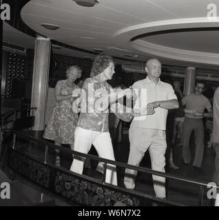 Ende der 1960er Jahre, im mittleren Alter Passagiere tanzen während einer Kreuzfahrt auf dem Schiff Sagafjord. Stockfoto